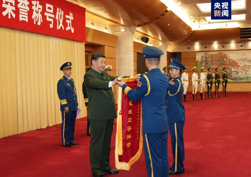 中央軍委舉行頒授“八一勛章”和榮譽(yù)稱號(hào)儀式 習(xí)近平向“八一勛章”獲得者頒授勛章和證書(shū) 向獲得榮譽(yù)稱號(hào)的單位頒授榮譽(yù)獎(jiǎng)旗.jpg